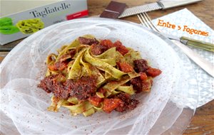 Tagliatelle De Espinacas En Salsa De Tomate Casera Con Ternera Gallega Y Lluvia De Chocolate
