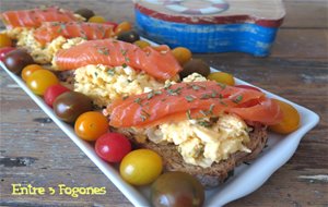 Tosta De Huevos &#8220;brouillés&#8221; Con Trucha Ahumada