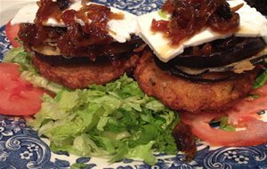 Hamburguesa De Pescado Con Cebolla Caramelizada