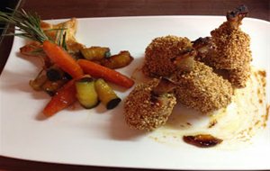 Muslitos De Pollo Macerado Con Cítricos Y Cobertura Crujiente De Sésamo Al Horno, Con Guarnición De Verduras Glaseadas
