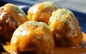 Croquetas De Pollo Con Salsa De Coco Y Cacahuetes
