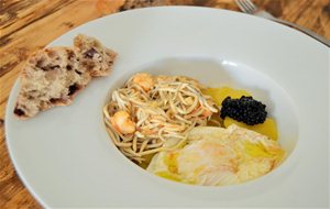 Huevo Escalfado En Jugo De Gambon Con Gulas Y Patatas A Baja Temperatura
