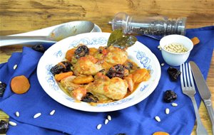 Pollo Con Frutos Deshidratados Y Piñones
