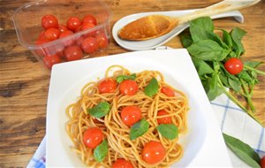 Espaguetis Integrales Con Tomates Cherry Y Albahaca

