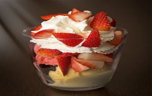 Fresas Con Nata Y Helado De Galletas María Casero. 
