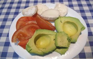 Ensalada De Lechuga Roja Con Naranja, Queso Rulo, Aguacate Y tomate