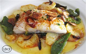 Bacalao Al Horno Con Patatas, Cebolla Y Pimientos Verdes
