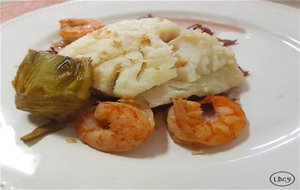 Bacalao A La Plancha Con Langostinos, Alcachofas Y Cebolla Confitada
