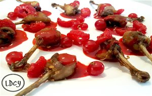 Chupachups De Codorniz Con Salsa De Frambuesa / Quail Lollipop With Raspberry Sauce 
