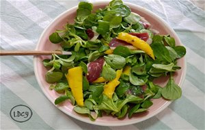 Ensalada De Canonigos, Mango Y Magret De Pato/ Lamb`s Lettuce, Mango And Duck Magret Salad
