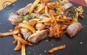 Entrecot Trinchado Con Patatas Fritas Y Pimientos De Padrón
