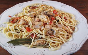 Espaguetis Con Merluza, Almejas Y Orégano
