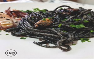 Espaguetis Con Tinta De Sepia, Mejillones Y Calamar/ Spaghetti With Cuttlefish Ink, Mussels And Squid 
