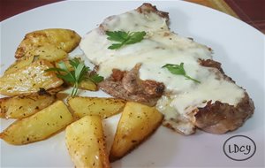 Filete De Ternera Con Vinagreta De Anchoas, Mozzarella Y Guarnición De Patatas Al Horno
