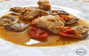 Merluza Y Almejas Con Tomate Y Orégano
