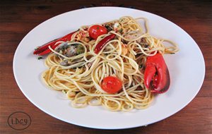 Espaguetis Con Bogavante, Almejas, Tomate Y Calabacín
