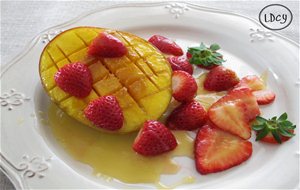 Mango Con Fresas Y Salsa De Miel
