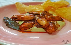 Mejillones En Escabeche Sobre Mayonesa De Guisantes
