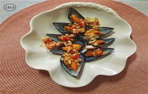 Mejillones Con Salpicón De Pimientos Del Piquillo, Anchoas Y Cebolleta