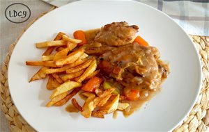 Pollo En Salsa De Verduras Con Guarnición De Patatas Fritas/ Chicken In Vegetable Sauce With Chips
