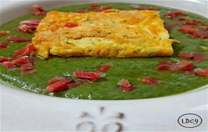 Tortilla De Ajo Y Perejil Con Crema De Espinacas