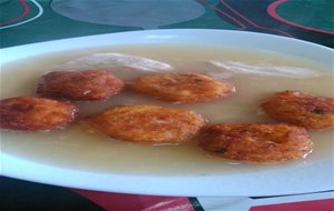 Sopa De Cocido Con Bolitas De Pan 
