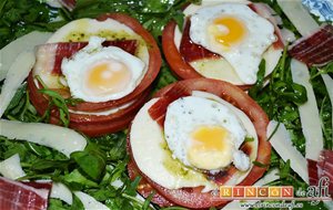 Ensalada De Rúcula, Tomate, Queso Gorgonzola, Jamón Y Huevos De Codorniz