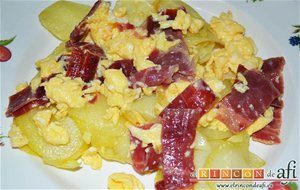 Huevos Revueltos Con Jamón Serrano Sobre Papas Fritas