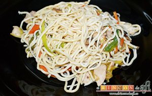 Noodles Con Lomo De Cerdo, Verduras Y Champiñones Salteados Al Wok