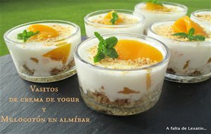 Vasitos De Crema De Yogur Y Melocotón En Almíbar

