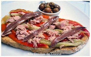 Espardenyes (tostadas De Pan ) Con Escalivada, Atún Y Anchoas De La Escala
