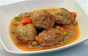 Albóndigas En Salsa Con Zanahorias Y Guisantes
