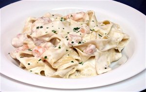 Pappardelle Caseros Con Gambas Y Salsa Alfredo
