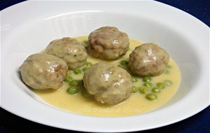 Albóndigas Con Salsa De Queso Y Guisantes
