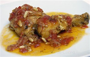 Pollo En Salsa Con Piñones
