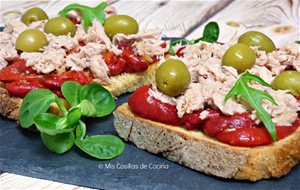 Tostadas Con Pimientos Asados Y Atún
