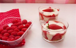 Mousse De Yogurt Con Fresas Y Bizcochito
