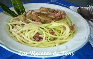 Espaguettis Salteados Con Setas Y Bacón Al Ajillo
