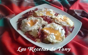 Huevos Rotos Con Patatas A Lo Pobre Y Virutas De Jamón
