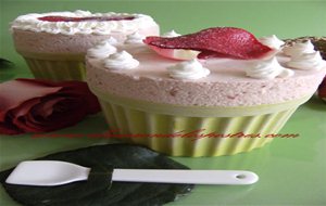 Soufflé Helado De Mermelada De Fresa Y Esencia De Rosas
