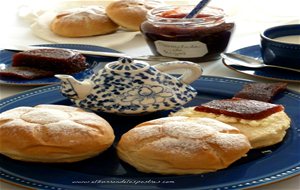 Bollos De Leche Con Mermelada Y Dulce De Higo
