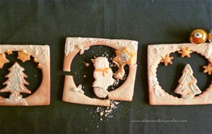 Galletas De Navidad Decoradas Con Chocolate. Accidentadas. Presente
