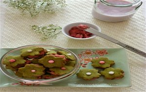 Galletas De Té Matcha Rellenas De Crema De Cerezas
