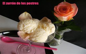 Helado De Rosas Con Pétalos Cristalizados
