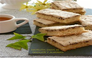 Pastelitos De Almendra Y Fideos De Chocolate
