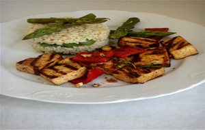 Tofu Grelhado Com Bulgur E Espargos Verdes
