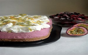 Cheesecake De Frutos Vermelhos Com Cobertura De Maracujá
