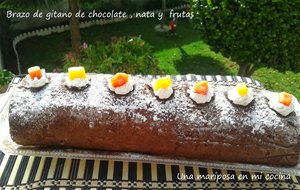 Brazo De Gitano De Chocolate, Nata Y Frutas
