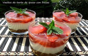 Vasitos De Tarta De Queso Y Fresas
