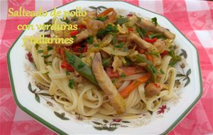 Salteado De Pollo Y Verduras Con Tallarines
